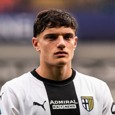Liverpool investe R$ 190 milhões e contrata zagueiro italiano de 18 anos