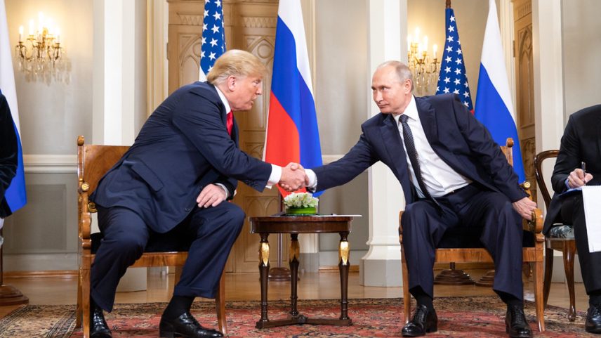Trump e Putin se cumprimentando. Foto: Reprodução / Creative Commons