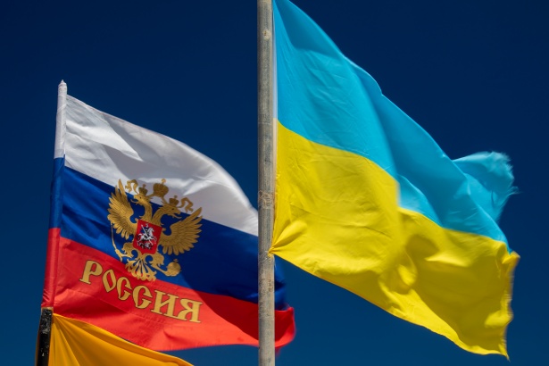 Bandeiras da Rússia e Ucrânia. Foto: Reprodução / Creative Commons