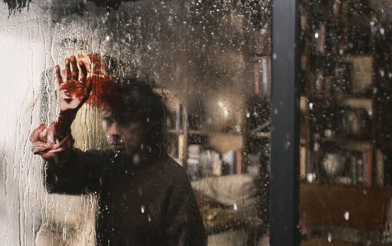 A atriz Sally Hawkins em cena de 'Faça Ela Voltar', de Danny Phillipou e Michael Phillipou