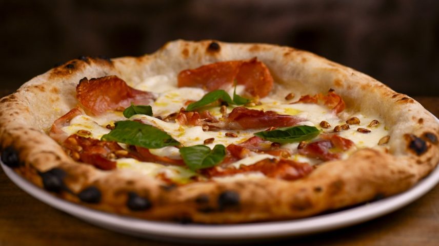 Na Capricciosa, um dos destaques é a Sorrento, com mozzarella de búfala, presunto royale, azeite EV, zest de limão siciliano e pinoli (Foto: Divulgação/Bruno de Lima)