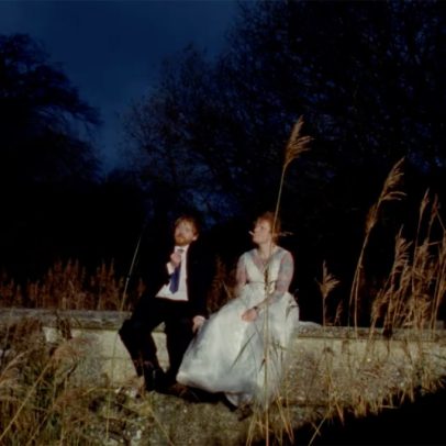 Rupert Grint enfrenta obsessão em clipe de Ed Sheeran 'A Little More'