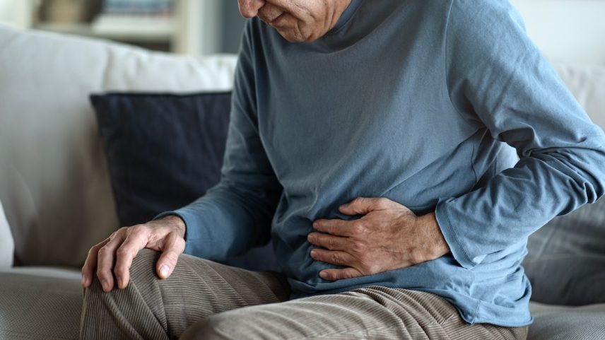 Prisão de ventre é um dos sintomas não motores da doença de Parkinson. (Foto: Adobe Stock)
