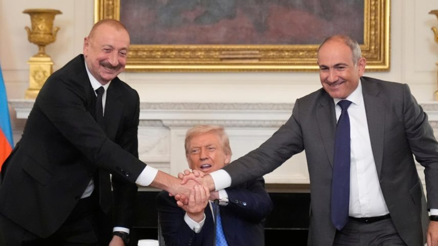 Bonecas matrioskas dos presidentes Vladimir Putin e Donald Trump à venda em Moscou (Foto: Alexander Nemenov/AFP)