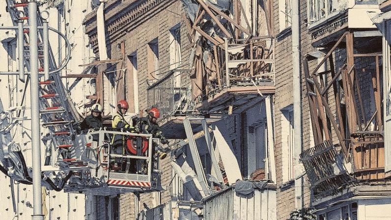 Bombeiros removem escombros de um prédio residencial em área atingida por ataque com drones e mísseis em Kyiv (Foto: Reprodução)