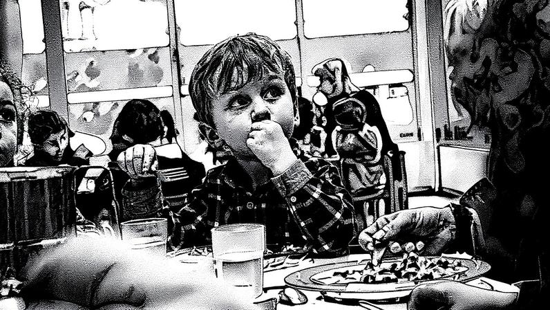 Um menino come em um comedor escolar na França. (Foto: Alamy Stock Photo/Cordon Press)