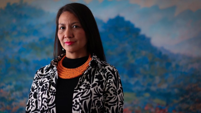 Lena Yanina Estrada Añokazi, ministra de Ambiente da Colômbia, e a primeira mulher indígena a ocupar o cargo, durante entrevista em seu gabinete ministerial em Bogotá, no dia 21 de março de 2025. (Foto: ANDRÉS GALEANO)