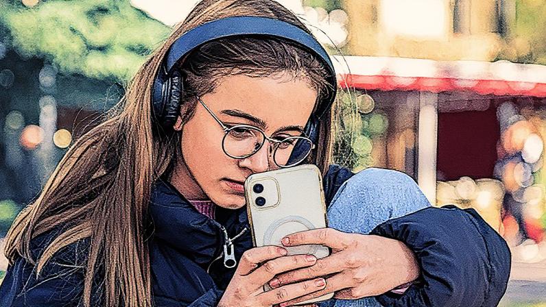 Segundo Werneck, da USP, ainda faltam intervenções consistentes além do aconselhamento. “A lei que restringe o uso do celular dentro das escolas foi uma grande realização”, avalia (Foto: PVP Productions/Freepik)