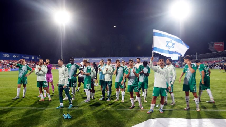 Futebolistas do Maccabi Haifa celebram com seus aficionados a vitória desta quinta-feira contra o Rakow Czestochowa polonês. (Foto: Waldemar Deska/EFE)