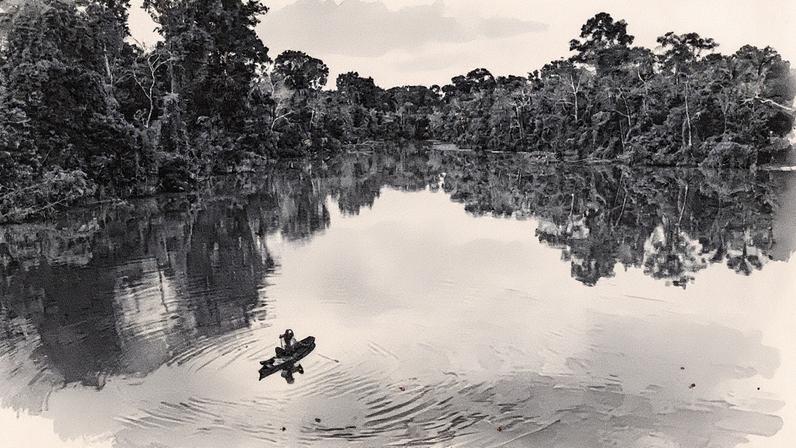 Luis Ferreira pesca em um lago localizado no rio Amazonas. (Foto: Luis Bernardo Cano)