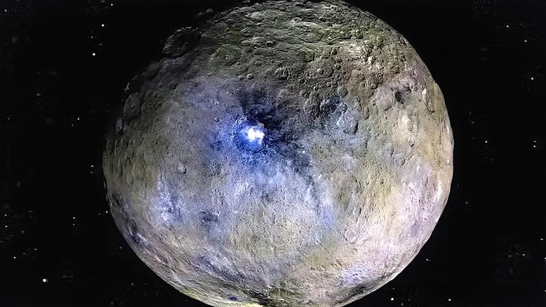 Ceres visto com cores aprimoradas com base em imagens da sonda Dawn: dados da missão da Nasa mostram que planeta anão abrigou um oceano sob sua superfície com condições favoráveis à vida semelhantes às encontradas em fontes hidrotermais na Terra (Foto: NASA/JPL-Caltech/UCLA/MPS/DLR/IDA/Reprodução)
