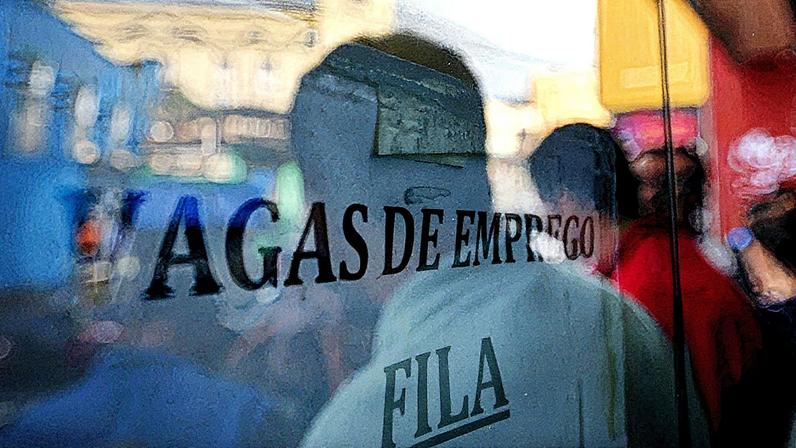 Fila de pessoas na Agência do Trabalho em busca de emprego (Foto: Nilton Fukuda/Estadão)