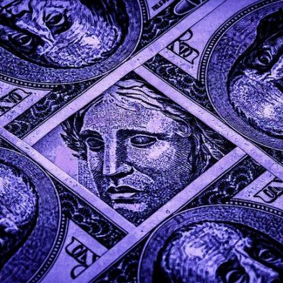 Dólar recua acompanhando tendência de queda nas moedas globais