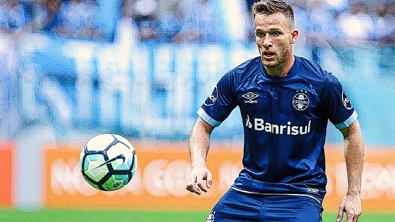 Volante Arthur durante partida do Grêmio contra o Fluminense, na Arena, pelo Brasileirão (Foto: Lucas Uebel/Getty Images)