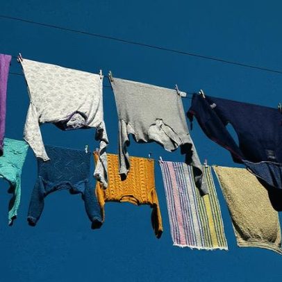 Roupas encolhem na lavagem e cientista ensina como recuperá-las