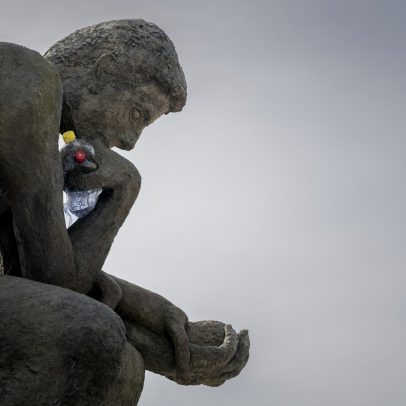 Escultura de Rodin é coberta por lixo em protesto contra poluição plástica na ONU