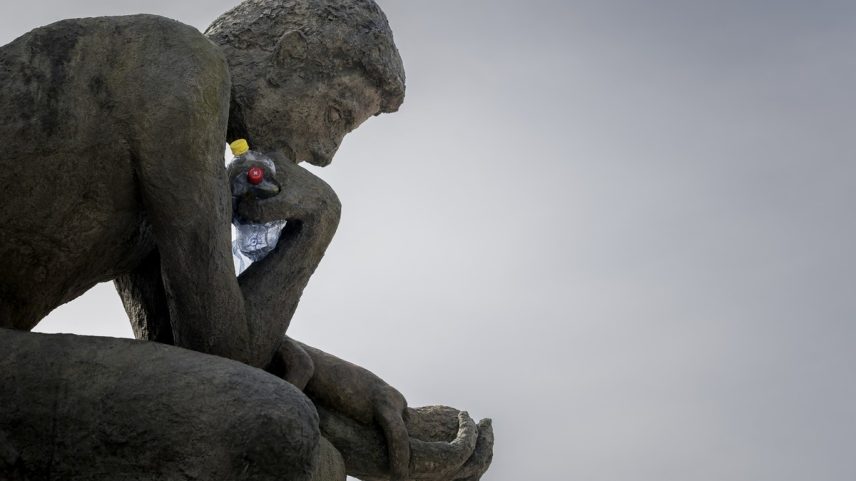 Parte de uma obra de arte do artista, ativista e fotógrafo canadense Benjamin Von Wong, intitulada 'O Fardo do Pensador', uma releitura escultural de 6 metros de altura do icônico Pensador de Rodin (Foto: Fabrice COFFRINI / AFP)