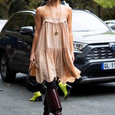 Vestidos boho dos anos 70 retornam com estilo e são combinados com botas