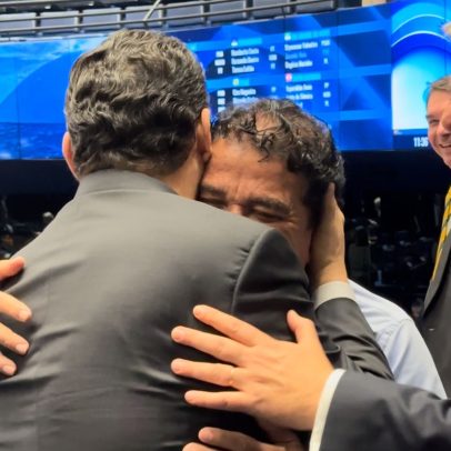 Senador se desculpa após protesto com corrente no plenário do Senado