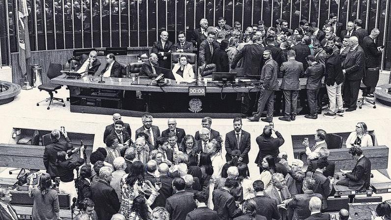 Deputados da oposição ocupam a Mesa da Câmara (Foto: Brenno Carvalho)