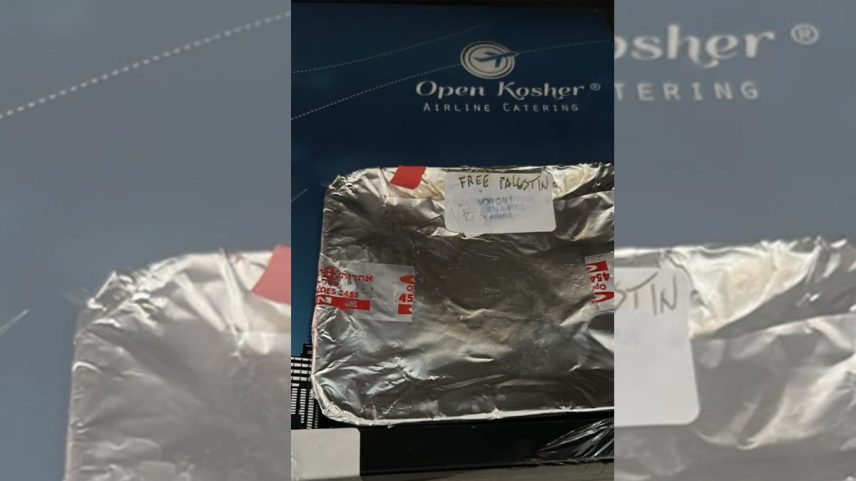 Cartaz de "Free Palestine" em embalagens de comida kosher de um voo da Iberia. Foto da Federação de Comunidades Judias de Espanha.