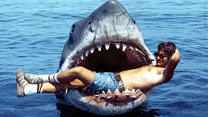 Steven Spielberg durante as filmagens de 'Tubarão' (Foto: Reprodução)