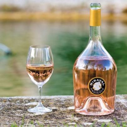 Festa de Brad Pitt reúne vinhos, taças austríacas e joias de Bordeaux