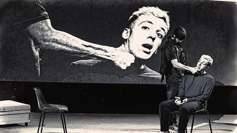 Homem dirige peça de teatro chamada 'Eddy', com destaque para a arte audiovisual (Foto: Reprodução)