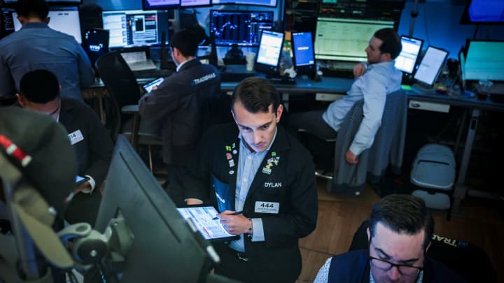 Traders trabalham no pregão da Bolsa de Valores de Nova York (NYSE) na cidade de Nova York, EUA, em 6 de agosto de 2025. (Foto: Jeenah Moon | Reuters)
