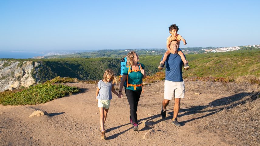 Mais do que um descanso, as viagens têm sido vistas como oportunidade de reconexão consigo mesmo e com os outros (Foto: Freepik)