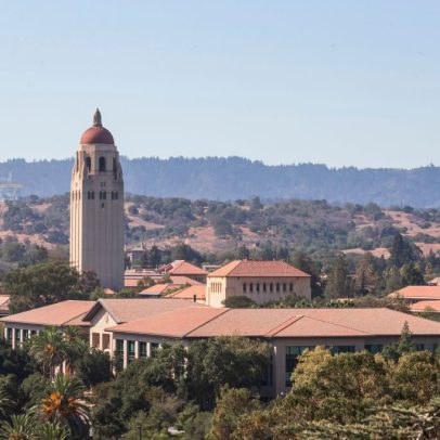 Stanford demite mais de 360 funcionários após cortes implementados por Trump