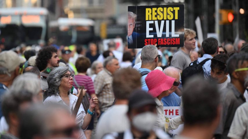 Protesto em frente a um tribunal de imigração em Nova York, contra as políticas anti-imigrantes do presidente Donald Trump (Foto: Angela Weiss - 17.jul.25/AFP)