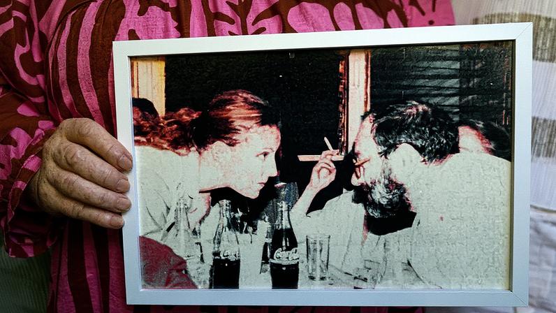 Lucrecia Escudero mostra uma foto em que aparece com Umberto Eco, pouco depois de conhecê-lo. (Foto: Mònica Torres)