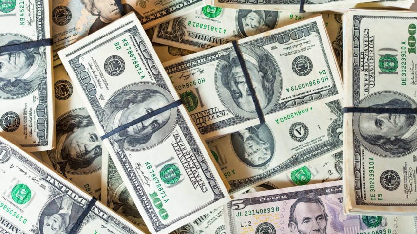 Dólar: Ao aprofundar a queda no Brasil, a moeda americana destoou da tendência vista no exterior (Foto: Freepik)