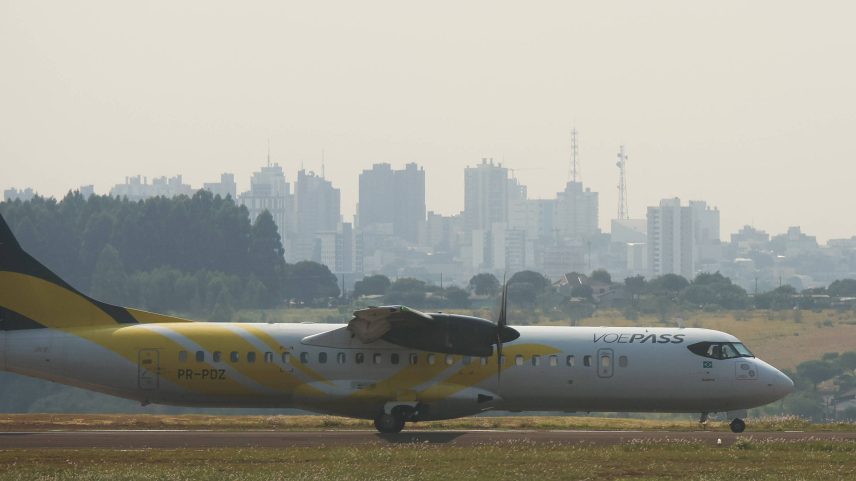 Avião da Voepass no aeroporto de Cascavel; empresa teve atividades cassadas após acidente que matou 62 pessoas em 2024 em Vinhedo (SP) (Foto: Zanone Fraissat - 16.ago.24/Folhapress)