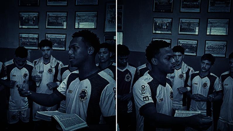 Os atletas ouvindo a Palavra antes do jogo. (Foto: Reprodução/Instagram/Samuel Pereira)