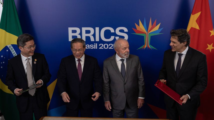 Presidente Luiz Inácio Lula da Silva, com o ministro Fernando Haddad, participa de reunião bilateral dos Brics com o primeiro-ministro da China, Li Qiang, no Rio de Janeiro (Foto: Eduardo Anizelli - 5.jul.25/Folhapress)