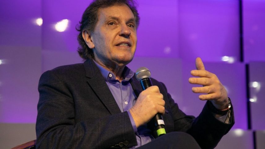 João Appolinário, fundador e CEO da Polishop, durante painel no Rio Innovation Week, mediado por Camila Farani, onde compartilhou estratégias de vendas e marketing baseadas na demonstração de benefícios e na integração entre canais (Foto: Reprodução)