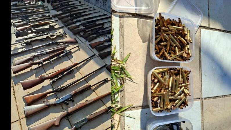 Armamento encontrado em sítio em São Roque, no interior paulista (Foto: Divulgação/ Polícia Militar)