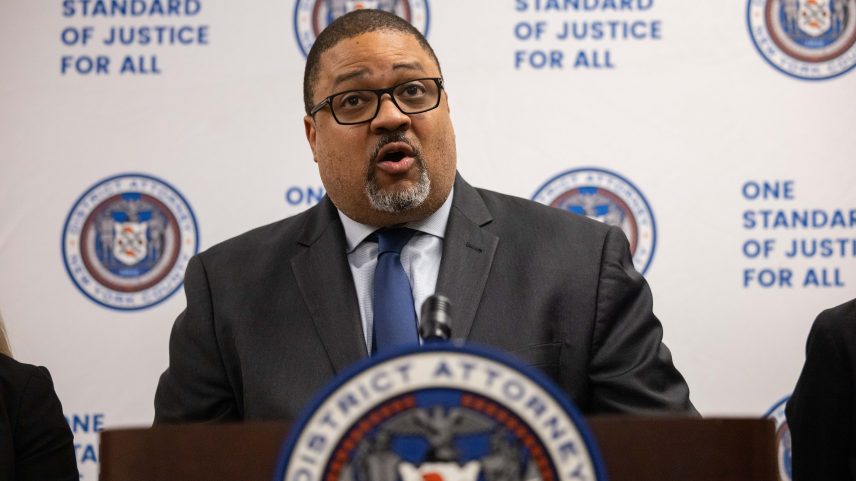 Promotor do distrito de Manhattan, Alvin Bragg, fala em uma coletiva de imprensa. (Foto: Getty Images)