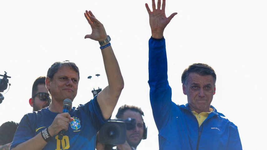 Jair Bolsonaro e Tarcísio de Freitas em ato na Avenida Paulista (Foto: Miguel SCHINCARIOL/AFP)