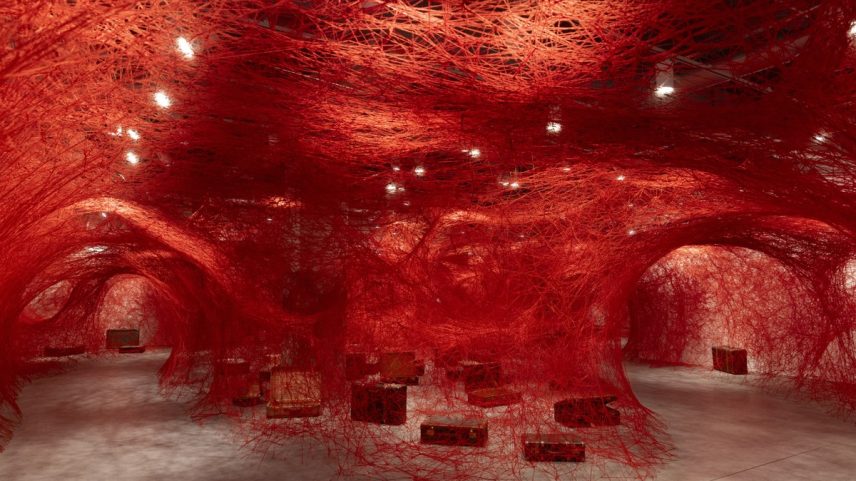 Instalação “Between Worlds” de Chiharu Shiota no Istanbul Modern (Foto: Bradley Secker/The New York Times)