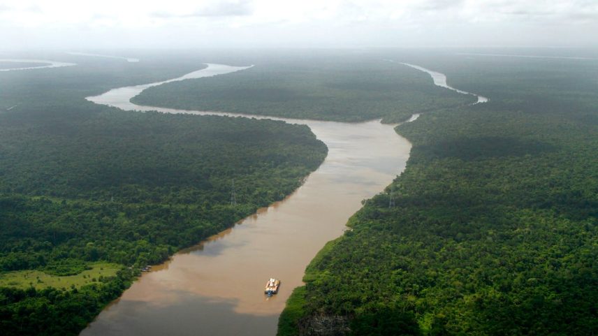 Navio de carga navega pelo rio Amazonas em Belém, Brasil. (Foto: Ricardo Lima/Getty Images)
