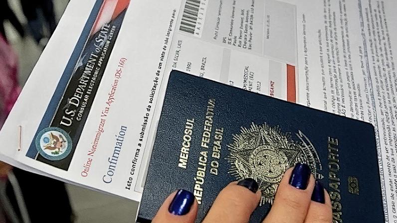 Todas os brasileiros que vão solicitar vistos de não imigrante pela primeira vez precisarão agendar uma entrevista presencial. (Foto: Clayton de Souza/Estadão)