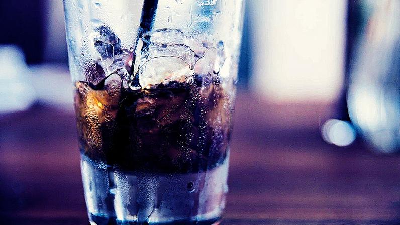 Bebidas açucaradas e alcoólicas estão associadas a um maior risco de queda de cabelo (Foto: Reprodução)