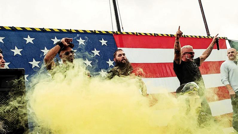 Centenas de pessoas, incluindo Enrique Tarrio, em um comício dos Proud Boys em Portland, Oregon, em 2020. (Foto: Mason Trinca/The New York Times)