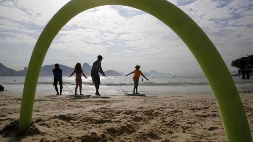 Inverno quente no Rio: colônia de férias em julho no Posto 6, na Praia de Copacabana — Foto: Custodio Coimbra/Agência Globo