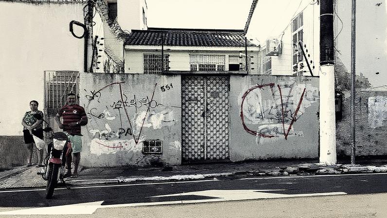 Muros de casa na avenida Leonardo Melcher, na região central de Manaus (AM), tem pichações em referência ao Comando Vermelho e letras do PCC apagada com tinta branca (Foto: Tulio Kruse/Folhapress)