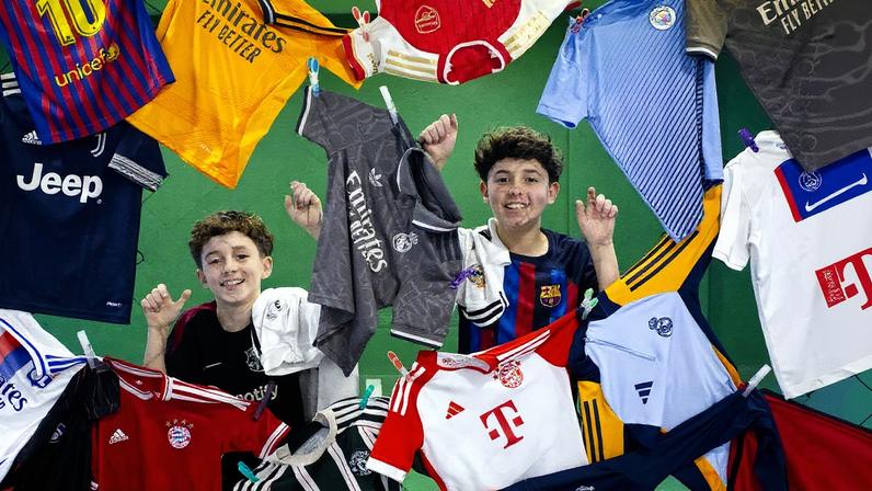 Os irmãos Henrique e Antônio são torcedores do Flamengo, mas seus passatempos e guarda-roupas também refletem o interesse por times estrangeiros (Foto: Leo Martins/ Agência O Globo)
