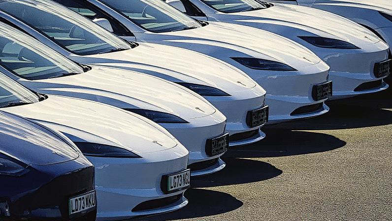 Um grupo de ativistas critica as políticas de Elon Musk e da Tesla durante um protesto em frente a uma concessionária da Tesla no distrito de Park Royal, em Londres, no dia 12 de abril de 2025, no Reino Unido. (Foto: Anadolu | Anadolu | Getty Images)